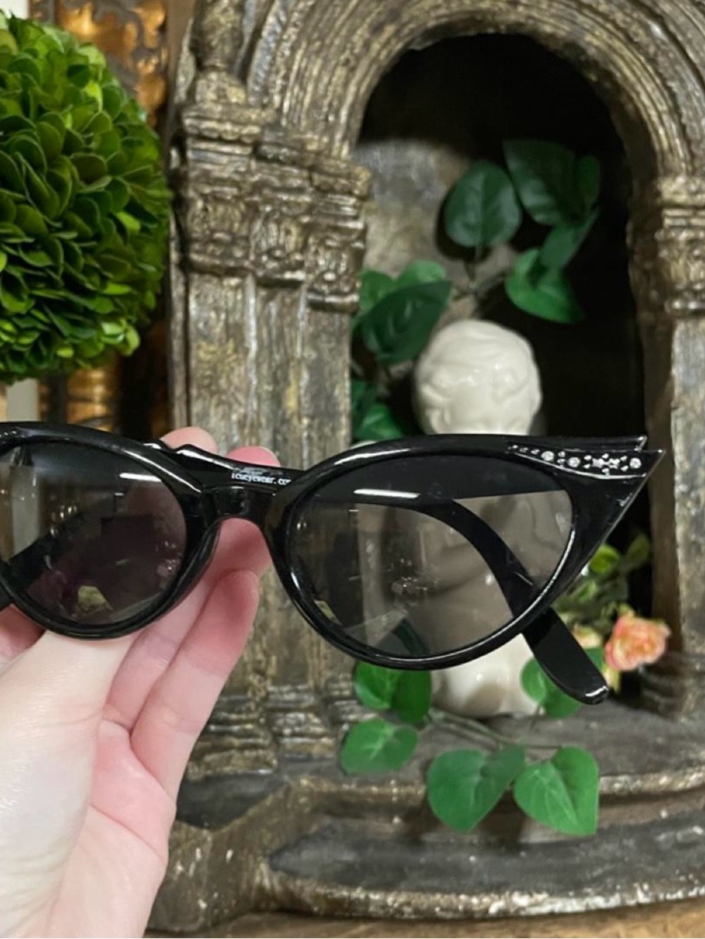 Black Cat-Eye Women's Sunglasses - Classic Stylish Shades